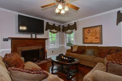 Image de Magnifique 4 chambres avec salle de jeux haut de gamme dans la zone exclusive Weddington