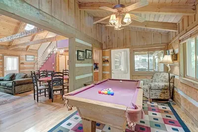 Image de Ours Den / Cozy Log Cabin w / Cheminée à bois / Climatisation / Près de High Country touristiques / tarifs incroyables! ! !