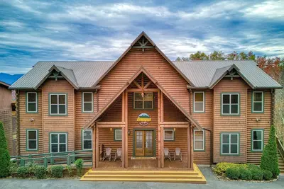 Big Moose Lodge! 16 chambres - 80 personnes!