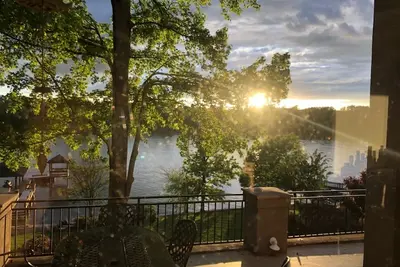 Image de Lakefront Main Channel Estate