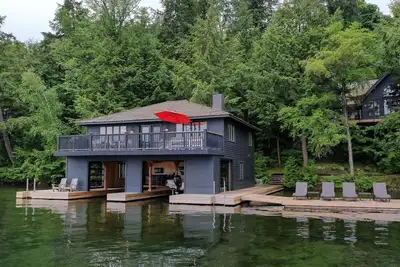 Image de Magnifique chalet et hangar à bateaux sur une baie tranquille du lac Joseph!