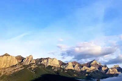 Image de Beaux-Arts! Vues panoramiques sur la montagne! Luxueux 5Brs / 4. 5Ba Townhome, Canmore pour 12 personnes
