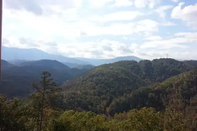 Superbe vue sur les montagnes Smokies! ! Parc aquatique intérieur! Piscine à débordement!