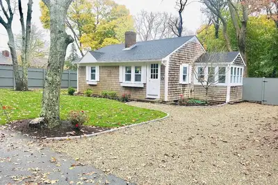 Image de Cottage rénové à 1, 5 km de la plage à Chatham!
