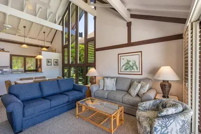 Image de Easy Split-Level Style w/Lanai, Kitchen, WiFi, Flat Screen, Ceiling Fans–Kiahuna 2100