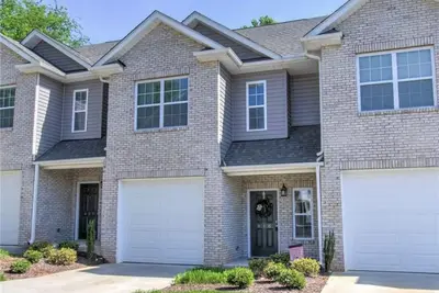 Image de Cozy, calme et bien nommé Dual Master w / 2. 5 ba Townhome 4 miles à Gso! !