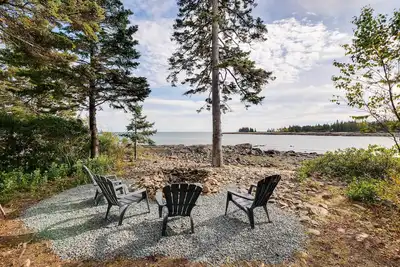 Image de Nouveau! Oceanfront Prospect Harbor House w / Deck + Voir