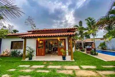 Image de Arbres de noix de coco vert maison