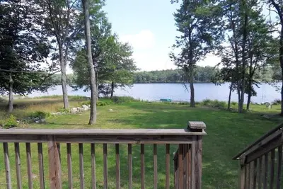 Image de Lake House spacieuse avec des bateaux et des jeux