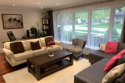 Image de Toronto Charmante Maison de 3 Chambres à Coucher Près de L'aéroport