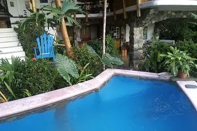 Image de 5 cabanes dans les arbres en forêt tropicale en pleine nature