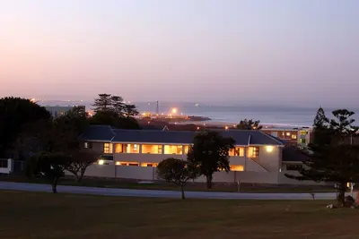 Image de Chambre d'hôtes confortable avec lit double, canapé-lit et cuisine, près de Port Elizabeth