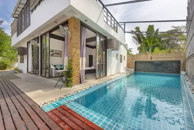 Image de Superbe villa avec piscine privée sur deux étages avec 3 chambres à coucher. Marchez jusqu'à la plage!