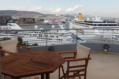 Image de Penthouse design de luxe avec vue imprenable sur le port de croisière du Pirée