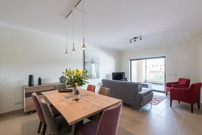 Image de Superbe appartement de luxe avec 2 chambres, 2 salles de bains et une marina dans un emplacement privilégié.