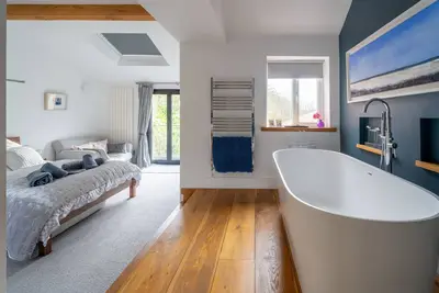 Image de Un chalet contemporain de quatre chambres situé à quelques pas de Holme Beach.