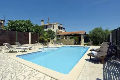 Image de Maison de vacances avec piscine privée pour 10 personnes env. 200 qmà Ližnjan, Istrie (Côte sud de l'Istrie)