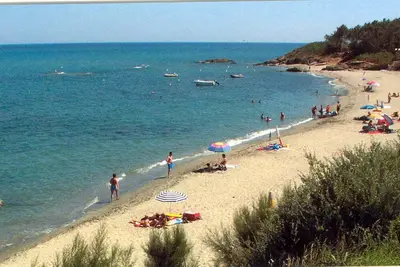 Image de Plage<50m. Terrasse équipée. Parking. Option voiture, vélo. Wifi. Nbrs activités