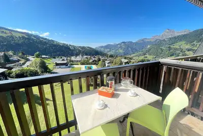 Image de Studio skis aux pieds avec vue sur le village et vallée