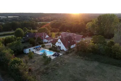 Image de Gîte de groupe composé de deux maisons avec piscine privative, jardin et étang.
