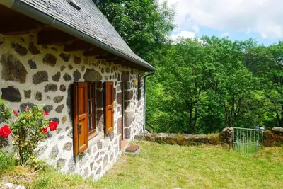 Image de Petite maison auvergnate dans hameau de montagne