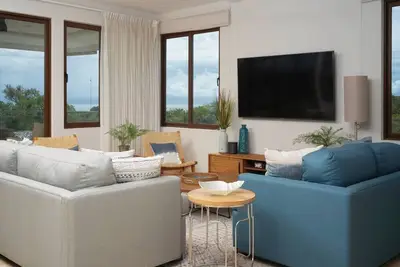 Image de Luxe 5 chambres avec vues de classe mondiale dans la communauté Oceanfront Luxe / Beach Club