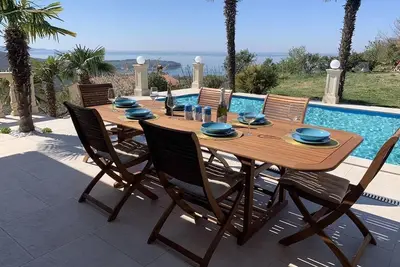 Image de Des vacances paisibles et reposantes dans une villa avec piscine privée et vue sur la mer