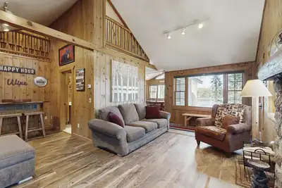 Image de Escapade rustique et familiale avec foyer, cuisine complète et quai privé