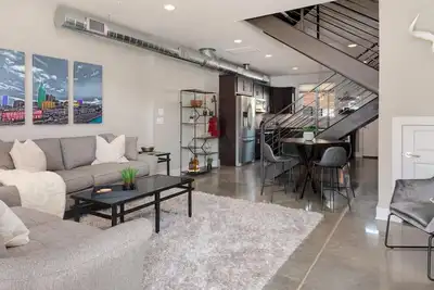 Image de 1st N. 3 Story Townhome! 1. 5 miles du centre-ville! Vue sur le toit! Nouvelle construction