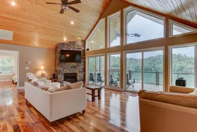Image de Bord de l'eau, quai couvert privé, pour 11+, 3. 5 salles de bain, Wifi, vue majestueuse sur le lac