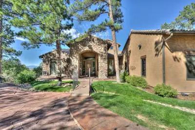 Image de Belle propriété nichée dans les pins, mais proche des commodités!