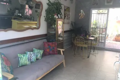 Image de Belle maison de style mexicain avec piscine.