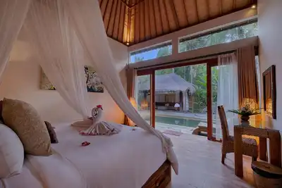 Image de 4 Br spacieuse villa Ă Ubud avec touche ethnique balinaise et toit en pente