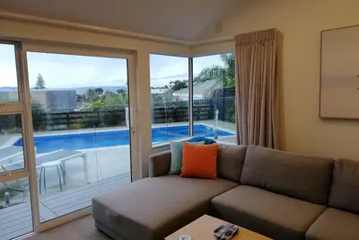 Image de Red Beach maison avec une vue.