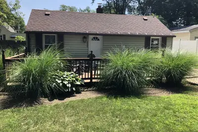 Image de «Harrah’s Hideaway» Cottage 2brm du Lake Shore Park.