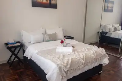 Bright & Cosy Apartment Rosebank Centre