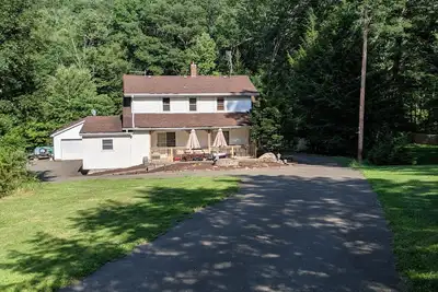 Image de Belle Maison PRIVÉE Mise À Jour Sur Un Acre Avec Cours Naturel Creek