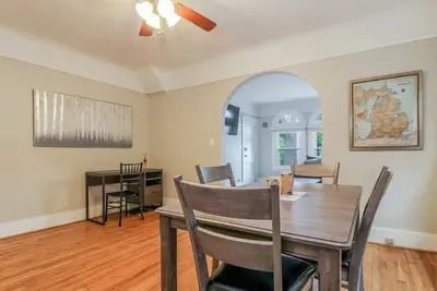 Image de 904b Beaconsfield · ★ Grosse Pointe Luxe ★ ★ Centre-ville de Detroit Close ★