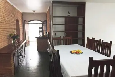 Image de Maison spacieuse et confortable de plain-pied, à un pâté de maison de la plage et à proximité du centre.