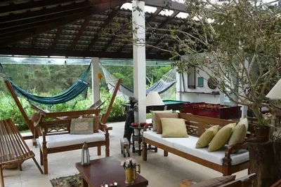 Image de Site devant le Teresópolis Golf Clube avec employés inclus!