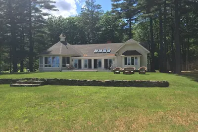 Image de Superbe maison au bord du lac