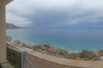 Maison à côté de la plage.