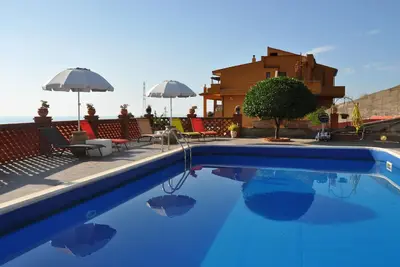 Image de Appartements dans une villa indépendante transformée en 8 appartements individuels avec piscine