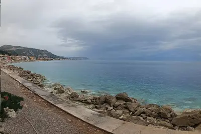 Image de Maison au bord de l'eau de mer