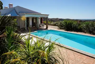 Image de Eagles Nest - une charmante maison bien équipée avec 3 chambres, piscine et vue mer