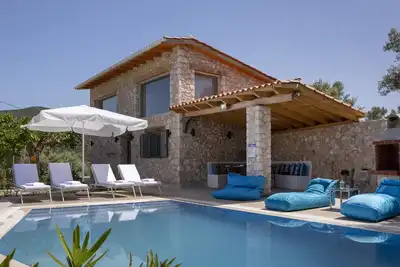 Image de Maison de charme en pierre avec grande piscine privée, idéale pour les couples!