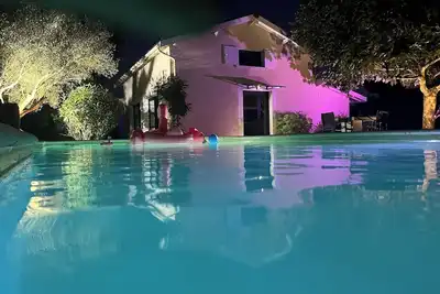 Image de L’Escale Girondine avec son sauna, son Spa et sa piscine privative.