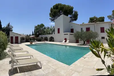 Image de Grande villa entourée de pins en Provence