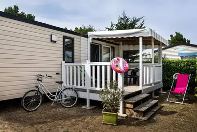 Mobilhome Grand Confort 27m² / 2 chambres - terrasse couverte 5 à 6 personnes - 5 pers. inclus dans le tarif