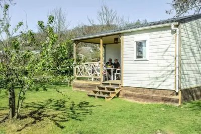 Image de Chalet confort 30 m² (2 ch-4 pers) + Tv + terrasse couverte 4 personnes